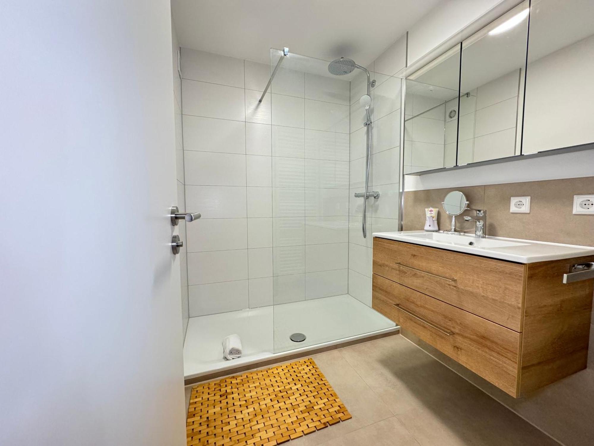 3 Zimmer Apartment, 90 Qm, Ruhig Und Zentrumsnah, Max 6 Pers, 15 Qm Balkon , Private Garage, Internet 1000 Mbit 진델핑겐 외부 사진